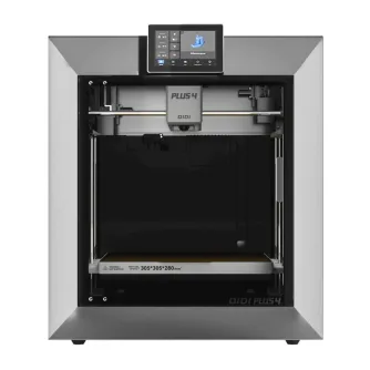 QiDi Plus 4 FDM 3D printer ar atvērtu frontālni, parādot 305×305×280 mm buvu skaiļu, iekrāpu komoru, 5‑inčes HD ekrānu un izvirza kompleksu, piemērota augstākās temperatūras materiāliem.