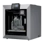QiDi Plus 4 3D printer ar aizvērtu kases, 5‑inčes HD ekrānu un detalizēto pilsētas modeli, kas drukājas unutarā