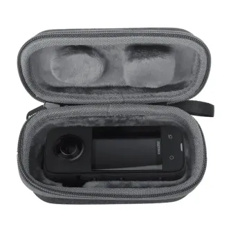 Atvērtā Sunnylife mazos aizsargātas kapse ar plašu podalījumu, sudraba Insta360 X3 kameras, atsevišķā kapas vieta un dayīga materiāla izkūrs.