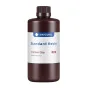 ANYCUBIC Standard Resin Crimson Clay 1 kg krāsu krāsu plastmasas balsis ar baltu lablu, zili logotipu un šķērskrustu kolpačiu, frontālais skats uz baltu fona