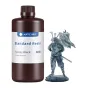 ANYCUBIC Standard Resin 1 kg zīmogs (Smoky Black) photopolymeru rezina bokalis pie detalizēta 3D printēta samuraja figurīnas, kas parādina augstākās detāļas LCD/DLP 3D printers.