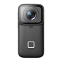 Взгляд спереди на черную SJCAM C200 Pro action camera, с крупным объективом, квадратной кнопкой и тремя микрофонными отверстиями, компактный дизайн
