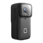 Черная SJCAM C200 Pro actions camera, видна сбоку и сберег, с крупным объективом, боковыми кнопками M и стрелками, а также квадратной кнопкой на передней панели.