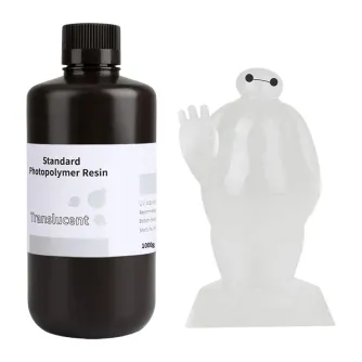 ELEGOO Standard 1.0 polimera rezina ar pilsētu (semi‑transparents) bokalē ar melnu kapšu un pēdā 3D printēts Baymax figurīts, kas parādina rezinas pilsētu kvalitāti.