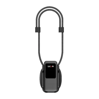 Магнитный горлышко‑подвеска SJCAM C300 с плетёной лентой, чёрный корпус и экран с логотипом SJCAM, предназначен для безручной съёмки POV с камерой SJCAM C300.