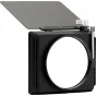 NISI JetMag Pro matte box ar noņemam carbon‑fiberu augšējā linu, 140 g īss uzbūtne, magnetiskā filtru iekrāšana un patentu aizlieguma mehanisms, parādīts ar linu atvērtu uz melnu laukā.