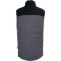 Вид сзади Vallerret Insulated Camera Vest в цвете charcoal, черная верхняя часть, серая подкладка с горизонтальными швами, флисовый воротник и бирка сбоку, подчеркивающие водоотталкивающий 160D нилон и карман для батарей.