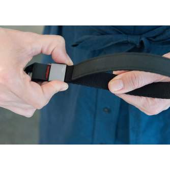 Kameru siksniņas - Peak Design wrist strap Cuff, charcoal - купить сегодня в магазине и с доставкой