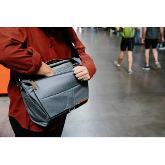 Наплечные сумки - Peak Design pleca soma Everyday Messenger V2 13L, pelnu pelēka (Ash) - купить сегодня в магазине и с доставкой
