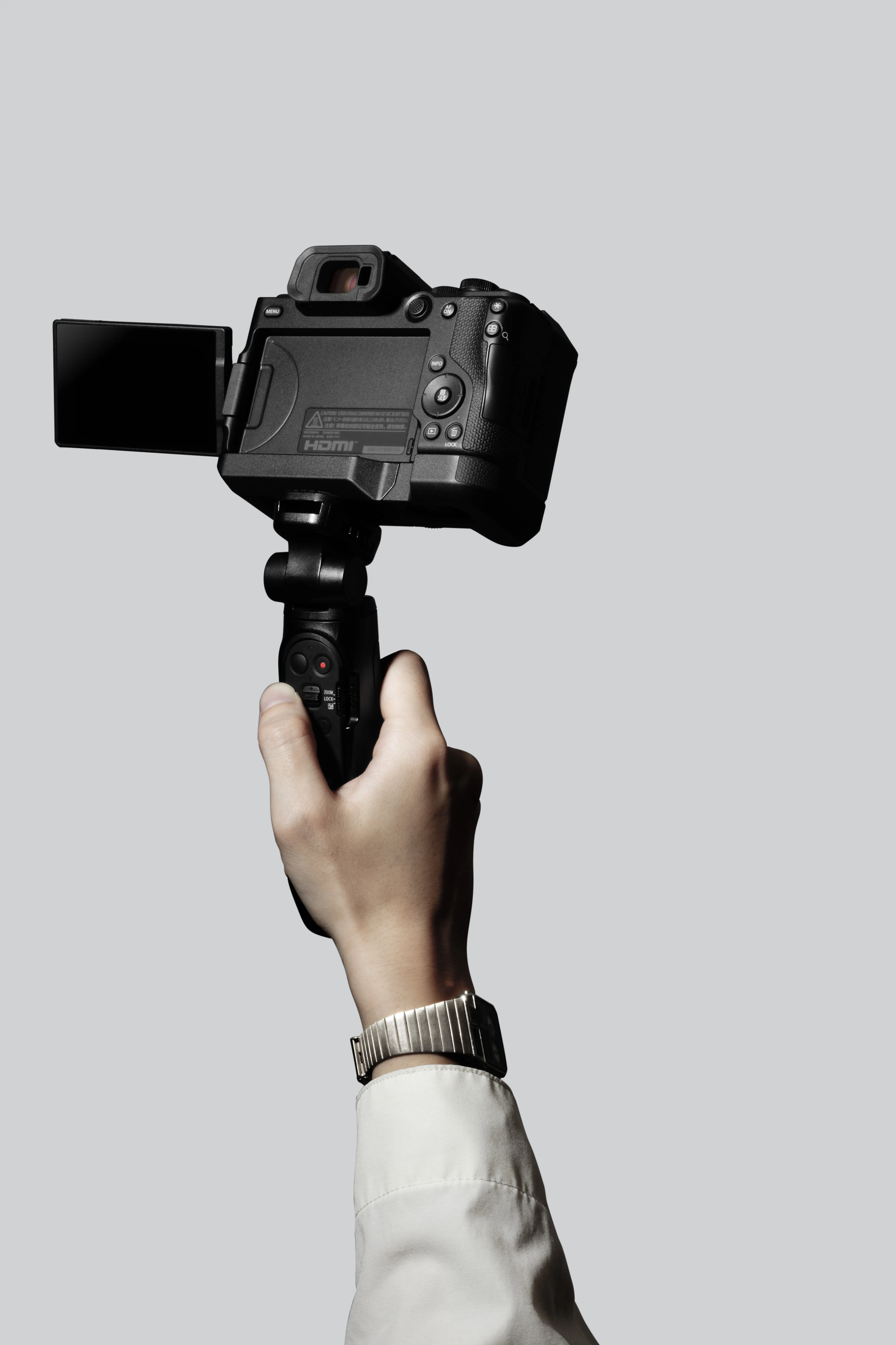 Canon EOS R8 Mark II ar Tripod Grip HG-200TBR rokā